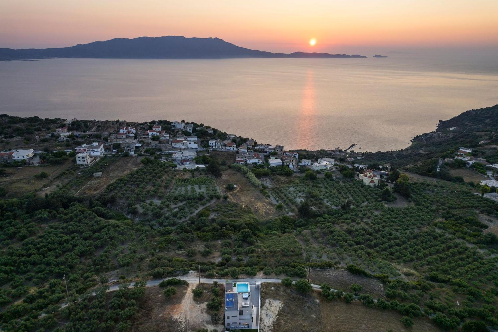 Villa Ekphrasis With Sea View And Jacuzzi Ravdhoúkha Exterior foto